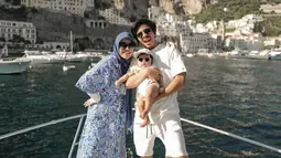 Berada di atas kapal, Ameena yang baru berusia lima bulan ini sudah pandai berpose. Ia tak mau kalah dengan orangtuanya. (Foto: Instagram/@aurelie.hermansyah)