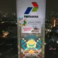 Maskot Asian Games  2018, Bhin-Bhin terpampang di video mapping atau layar bergerak di Gedung Utama Pertamina, Jakarta, Kamis (5/7). (Liputan6.com/Arya Manggala)