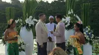 Kamu perlu ngeliat gambar-gambar pernikahan sejenis di Bali yang disajikan dalam bentuk video. Pasti bakal geleng-geleng kepala.