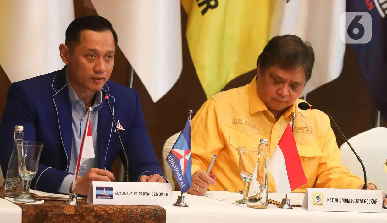 Ketua Umum Partai Demokrat Agus Harimurti Yudhoyono dan Ketua Umum Partai Golkar Airlangga Hartarto saat silaturahmi awal tahun di Hotel Dharmawangsa, Jakarta, Minggu (8/1/2023). Delapan pimpinan partai politik bertemu untuk membahas sistem proporsional tertutup dalam pelaksanaan Pemilu 2024 yang diwacanakan oleh Ketua Komisi Pemilihan Umum (KPU). (Liputan6.com/Herman Zakharia)