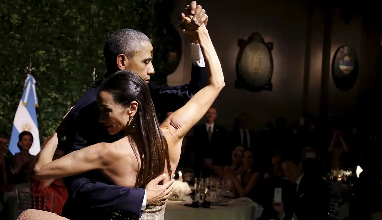Presiden AS, Barack Obama berdansa tango dalam jamuan makan malam kenegaraan yang diselenggarakan oleh Presiden Argentina Mauricio Macri di Buenos Aires, Argentina, (23/3). Obama berada di Argentina selama dua hari. (REUTERS/Carlos Barria)