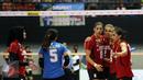 Pemain voli Jakarta Elektrik PLN melakukan selebrasi usai mencetak angka dari tim Jakarta Pertamina Energi pada pertadingan Grand Final Proliga 2017 di GOR Among Rogo, Yogyakarta (23/4). (Liputan6.com/Johan Tallo)