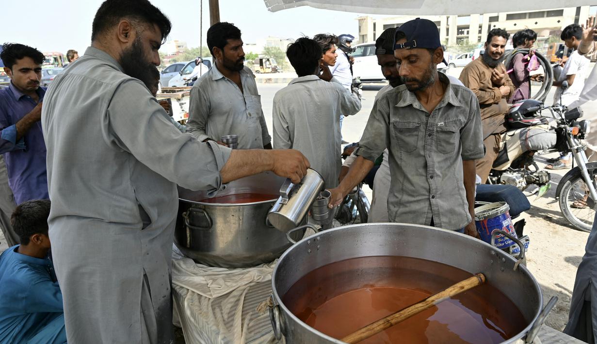 Beberapa daerah di Pakistan juga mengalami pemadaman listrik selama berjam-jam. (Asif HASSAN / AFP)