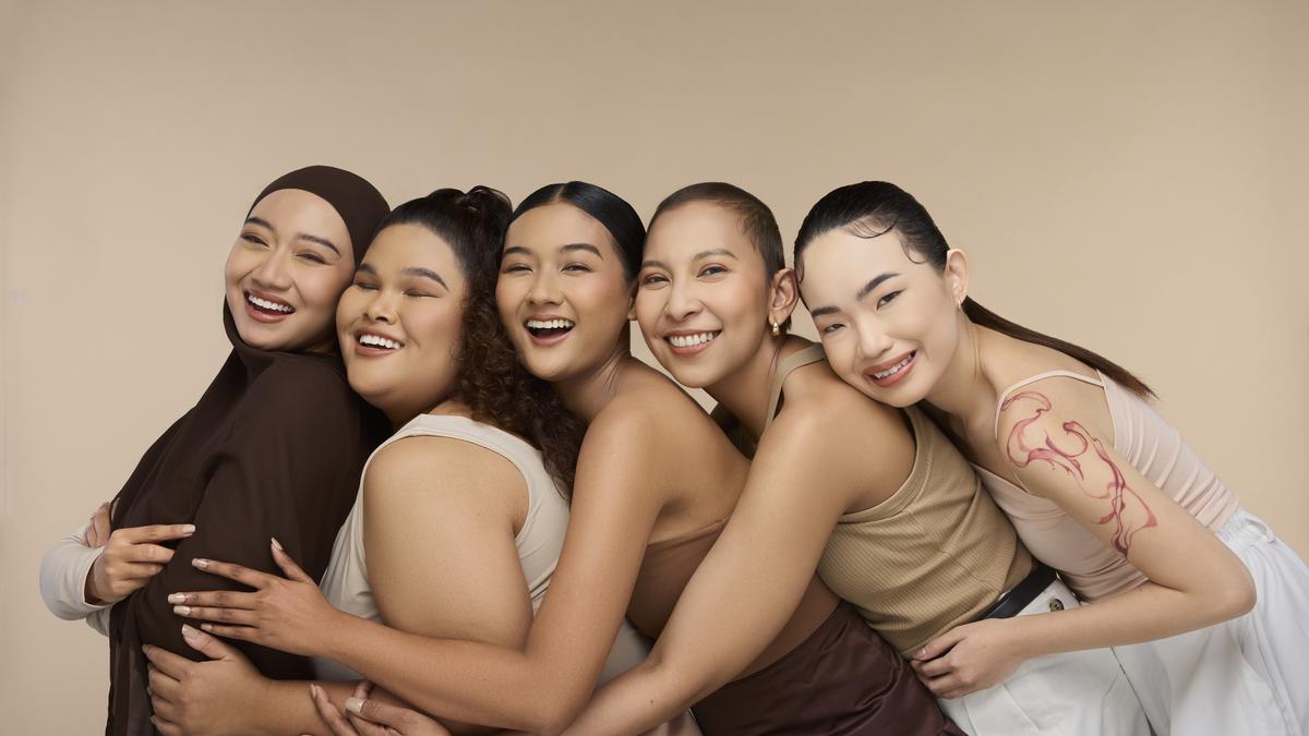 Definisi Kulit Halus Alami dengan Sentuhan Airbrush Powder dan Dual Powder Brush