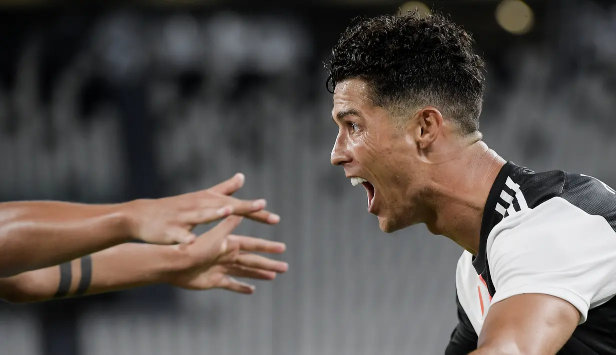 Striker Juventus, Cristiano Ronaldo, melakukan selebrasi usai mencetak gol ke gawang Lazio pada laga Serie A di Stadion Allianz, Turin, Senin (20/7/2020). Juventus menang 2-1 atas Lazio. (Marco Alpozzi/LaPresse via AP)