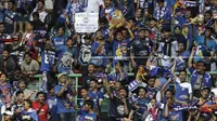 Suporter Arema FC, Aremania, memberikan dukungan saat melawan Bhayangkara FC pada laga perempat final Piala Presiden 2019 di Stadion Patriot, Bekasi, Sabtu (30/3). Bhayangkara kalah 0-4 dari Arema. (Bola.com/Yoppy Renato)