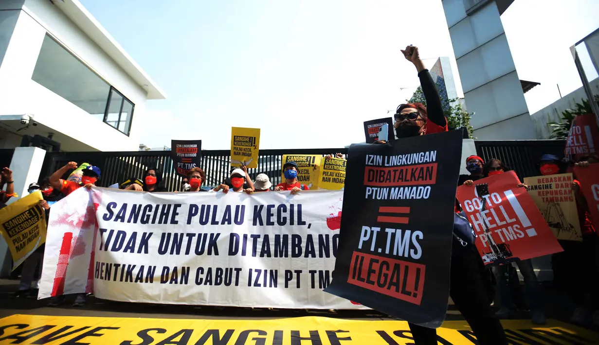 Warga pulau kecil Sangihe melakukan unjuk rasa di depan gedung Dirjen Minerba ESDM, Jakarta, Kamis (7/7/2022). Aksi menuntut untuk  memperjuangkan hak  atas ruang hidup dari pertambangan emas PT. TMS yang melakukan pertambangan emas, secara legalitas tidak lagi memiliki ijin operasi pertambangan lingkungan pulau Sangihe. (merdeka.com/Imam Buhori)