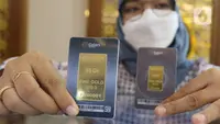 Seorang petugas menunjukkan koleksi emas batangan di Galeri 24 Pegadaian, Jakarta, Jumat (25/3/2022). Harga emas Antam di Pegadaian kembali naik. Hari ini harga emas Antam naik Rp 6.000 menjadi Rp 1 juta per gram, pada 25 Maret 2022. (Liputan6.com/Angga Yuniar)