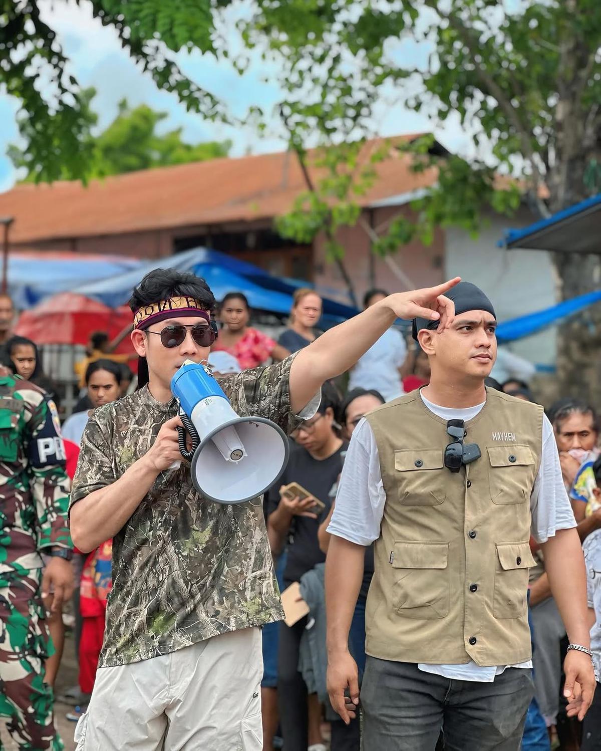 Potret Denny Sumargo Serahkan Bantuan Rp 1,7 Miliar untuk Korban Gunung Lewotobi di NTT