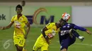 Bek Sriwijaya FC, R Yanto Basna (tengah) berebut bola dengan Cristian Gonzales (Arema FC) saat laga 8 besar Piala Presiden 2017 di Stadion Manahan, Solo, Minggu (26/2). Arema melaju ke semifinal setelah unggul 1-0. (Liputan6.com/Helmi Fithriansyah) 