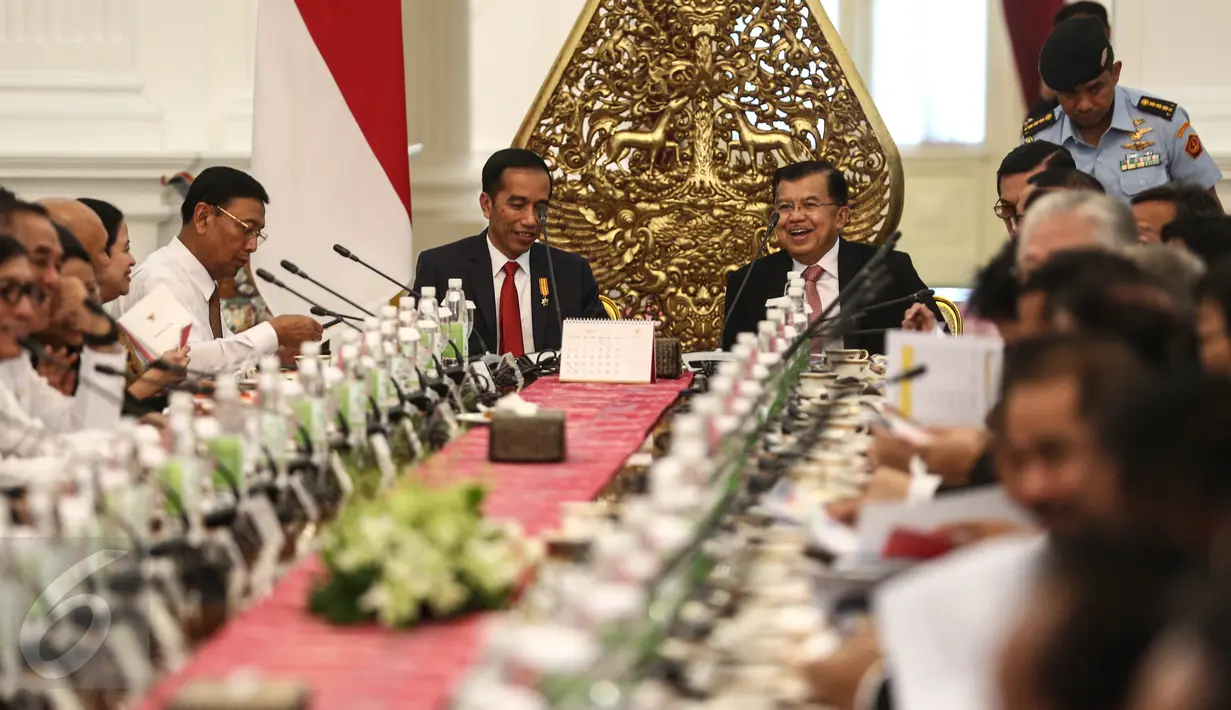 Presiden Joko Widodo dan wakil presiden Jusuf Kalla memimpin sidang kabinet paripurna di Istana Merdeka,Jakarta, (27/7). Sidang membahas Pembahasan Pagu Anggaran dan RAPBN tahun 2017 serta arahan Presiden. (Liputan6.com/Faizal Fanani)