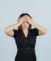 Terlalu sering scrolling dan berpindah dari satu distraksi ke distraksi lain bisa membuat kita sulit berkonsentrasi. Kenali dopamine detox sebagai cara untuk memberi jeda dari stimulasi berlebihan. (Foto/Dok: Magnific)