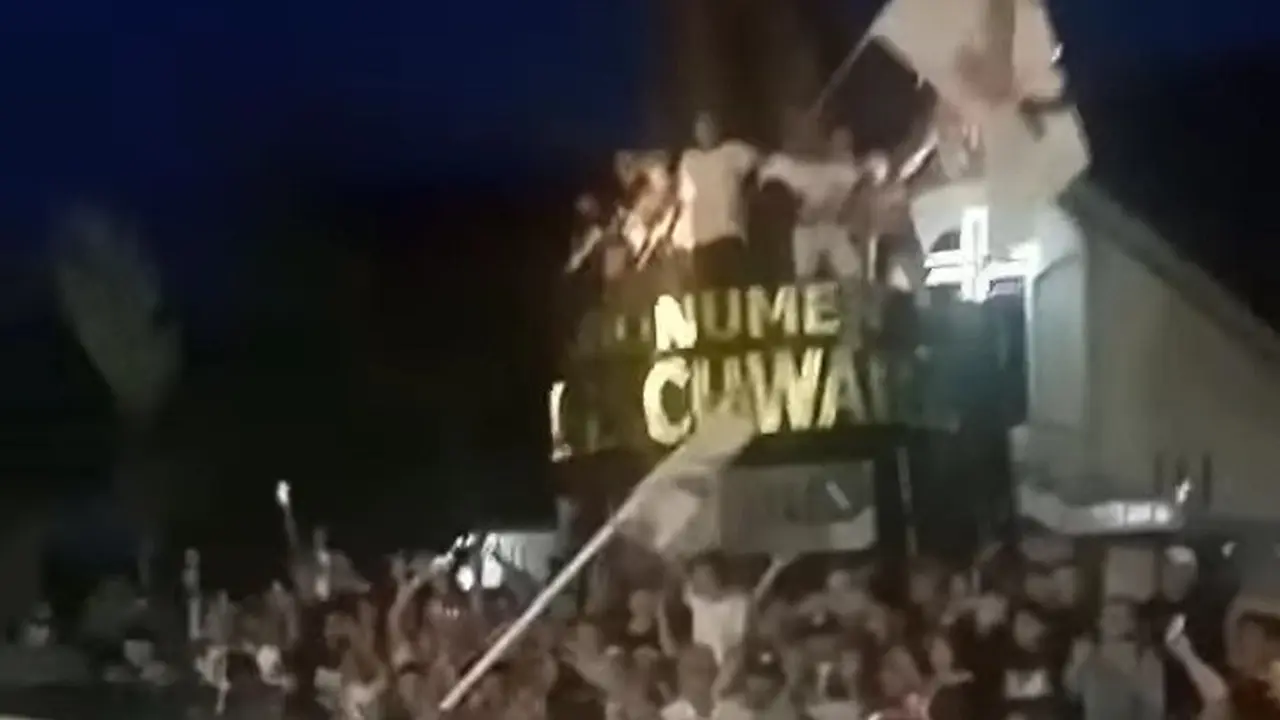 Pendukung Prabowo Subianto sudah menggelar pawai di tanah kelahiran ibunda Prabowo yakni Dora Sigar di Kecamatan Langowan, Kabupaten Minahasa, Sulut.