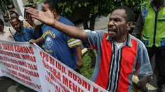 Perwakilan calon anggota Dewan Perwakilan Rakyat Daerah (DPRD) Kabupaten Mimika hasil Pemilihan Umum Legislatif 2014 datangi KPU RI, Jakarta, Jumat (17/4/2015). (Liputan6.com/Faizal Fanani)