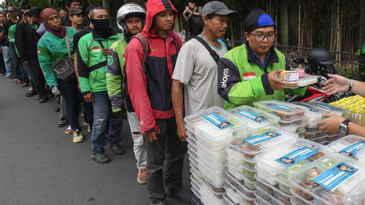 Ratusan warga antre takjil gratis