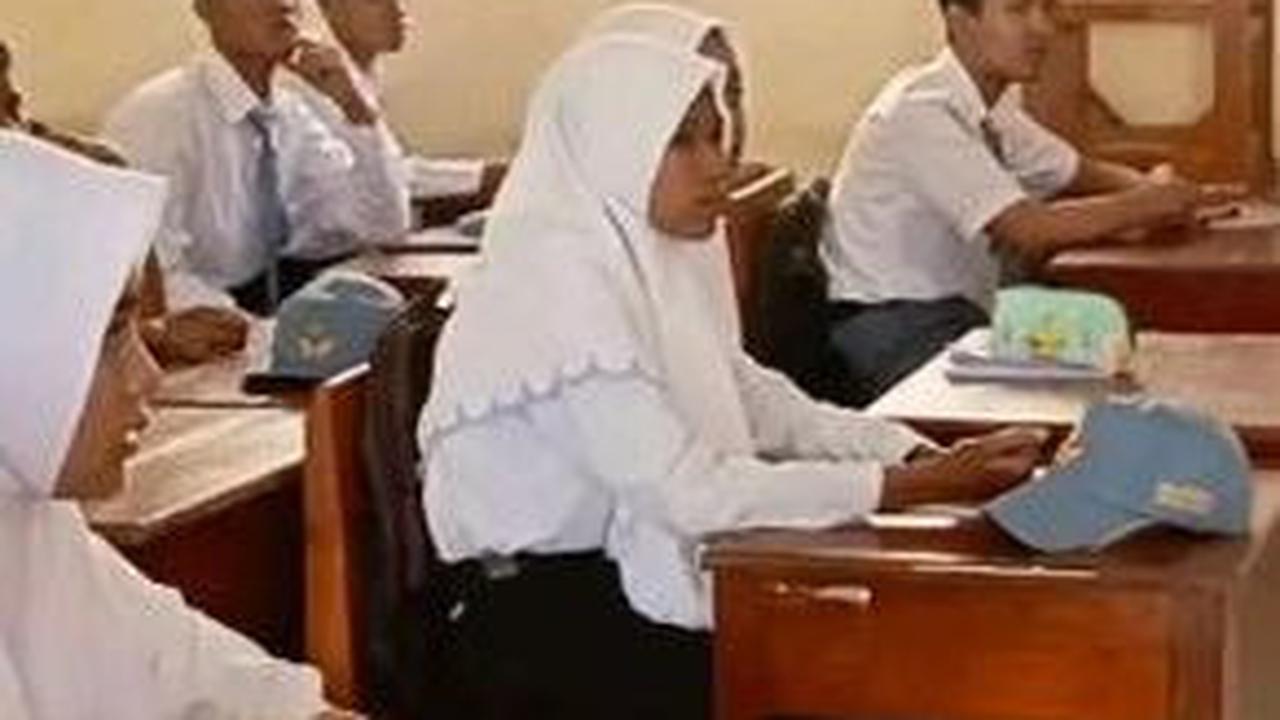 Cerita Pilu Siswa di Madura Tak Mampu Beli Seragam, Rela Pakai Celana Kakaknya yang Kebesaran