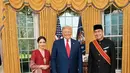 Merah menjadi sebuah nuansa warna kebaya yang tak pernah gagal menampilkan kesan yang glamor. Apalagi ketika dipadukan dengan songket berbenang emas, penampilan Bianca semakin terlihat semarak tanpa perlu banyak penambahan elemen lainnya. (Instagram/bianca.alinda).