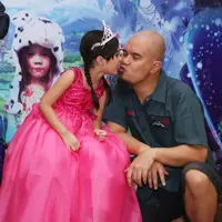 "Dia (Shafeea) dan aku sih pengennya ke luar negeri tapi terbentur Mas Dhani. Mas Dhani maunya ke Jawa, ya paling nanti deh bulan Maret," ucap Mulan. (Nurwahyunan/Bintang.com)