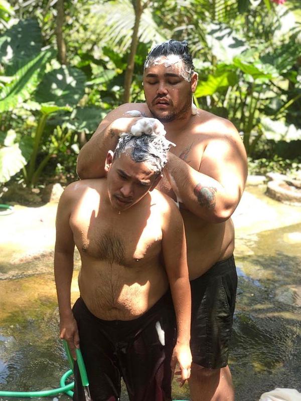 Ivan Gunawan dan Ruben Onsu saat mandi bersama. (Instagram @ivan_gunawan)