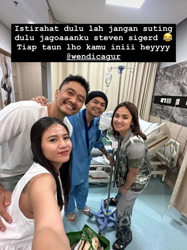 Momen haru selebriti jenguk Wendy Cagur. (credit:instagram.com/uusbiasaaja)