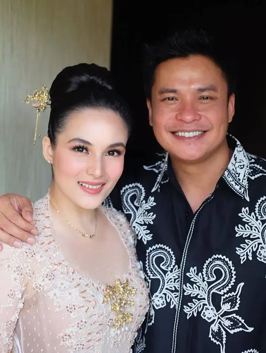 Usai menjalani berbagai serangkaian makeup, beginilah hasil dari penampilan Chelsea Islan usai dirias oleh makeup artis Ryan Ogilvy. Tampil semakin bersinar dengan kebaya bernuansa cerah penampilannya ini pun panen pujian netizen dalam media sosial Instagram. (Liputan6.com/IG@chelseaislan)