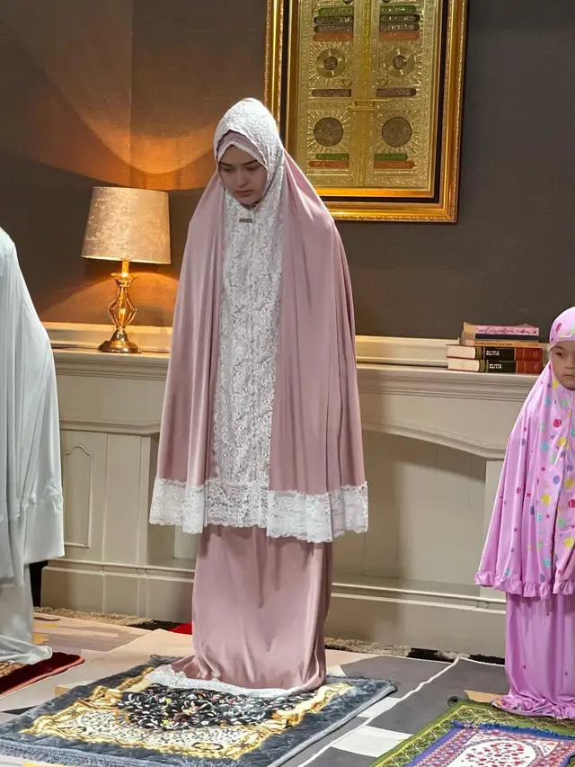 Unggah Foto Mengenakan Mukena, Amanda Manopo Bikin Heboh Warganet. (instagram.com/amandamanopo)