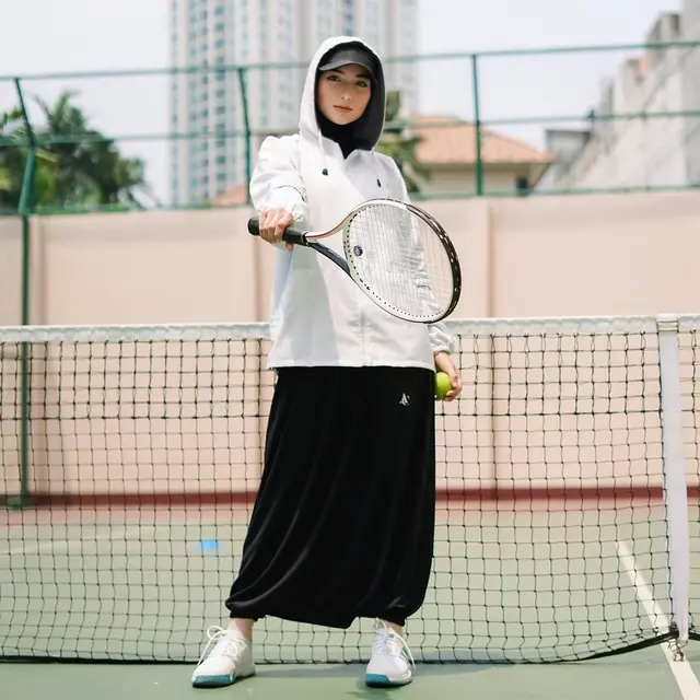 Tampilan sporty tetap syar'i para artis berhijab