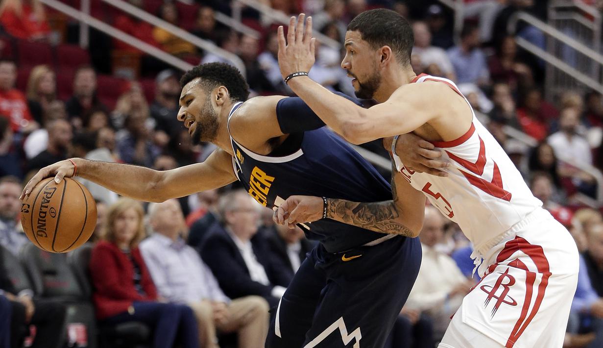 Pebasket Houston Rockets, Austin Rivers, berusaha merebut bola dengan pemain Denver Nuggets, Jamal Murray, pada laga NBA di Toyota Center, Selasa (8/1). Houston Rockets menang 125-113 atas Denver Nuggets. (AP/Michael Wyke)