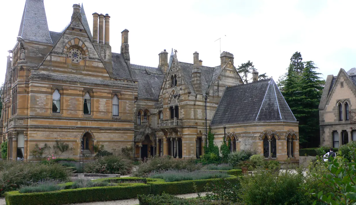 Hotel Ettington Park yang dipakai dalam film The Haunting of Hill House. Film yang membawa tema kejadian misterius di rumah ini bakal membuat anda merinding dengan latar bangunan tua yang mengerikan. (Heather Cowper / Flickr)