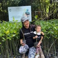 Nadine Chandrawinata sedang hamil anak kedua. Meski sedang berbadan dua, istri Dimas Anggara itu masih melakukan berbagai kegiatan. Seperti belum lama ini, Nadine  bersama putrinya blusukan ke hutan mangrove.[Instagram/nadinelist]