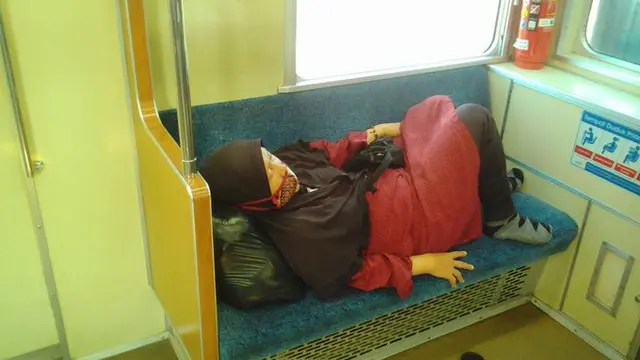 6 Kelakuan Orang Tidur di KRL Ini Bikin Geleng Kepala