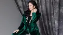 <p>Atau kamu juga bisa gunakan one set velvet blazer seperti Momo. Kamu dapat gunakan boots, wedges, atau platform shoes untuk pilihan sepatu. [Instagram/therealmomogeisha] Penulis: Mufiidaanaiilaa Alifah S.</p>