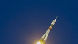Pesawat ruang angkasa Soyuz TMA - 19m usai lepas landas di kosmodrom Baikonur, Kazakhstan, (15/12). Mereka dalam misi pergi ke Stasiun Luar Angkasa Internasional (ISS). (REUTERS/Shamil Zhumatov)