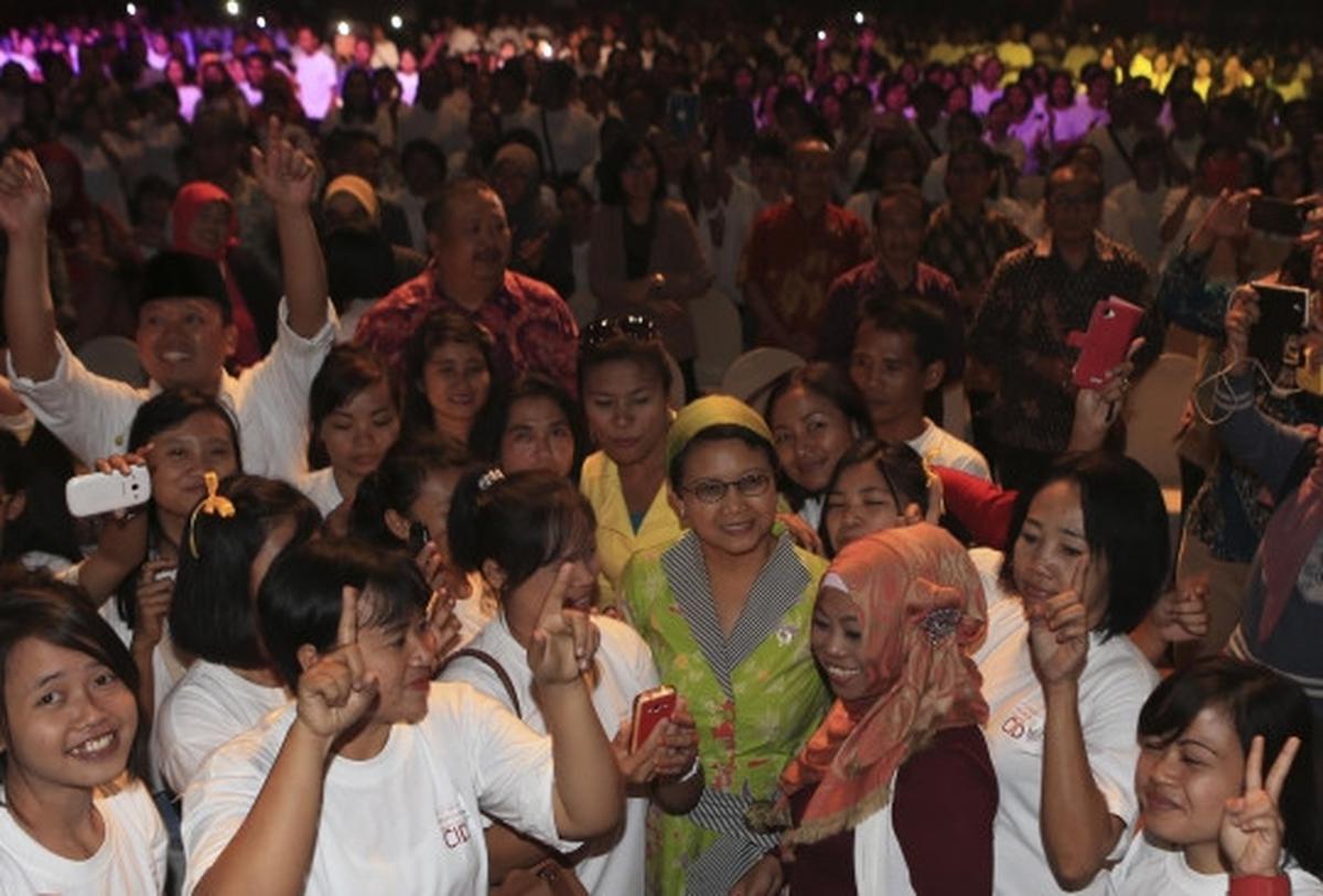 Akrabnya Menlu Retno & para TKI, joget bareng diiringi musik dangdut