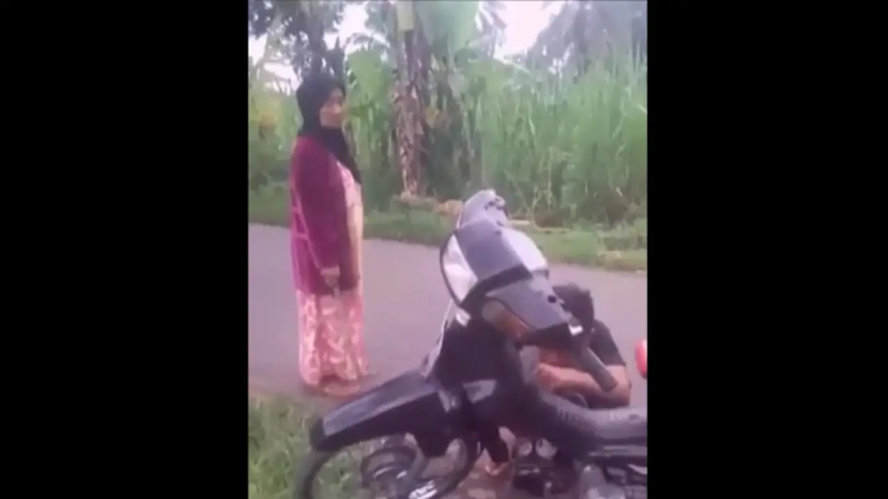 Seorang ibu mendatangi dan memarahi anaknya yang ikut balapan liar agar pulang.