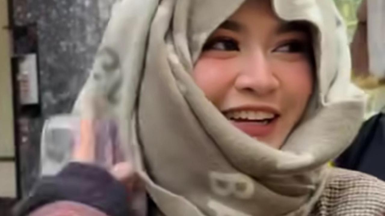 Kocak Banget, Potret Mahalini Tirukan Gaya Hijab Berlapis ala Putri Delina - Dipuji Cantik & Didoakan Segera Berhijab