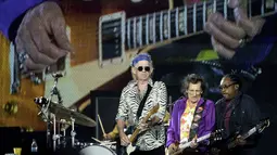 Aksi gitaris The Rolling Stones Ronnie Wood dan Keith Richards selama konser bagian dari tur Eropa "Sixty" di stadion Groupama, di luar Lyon, Prancis tengah, Selasa (19/7/2022). (AP Photo/Laurent Cipriani)