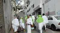 Calon haji asal Madura, Indonesia, berjalan memasuki pemondokan haji di kawasan Syisah, Makkah. (Antara)