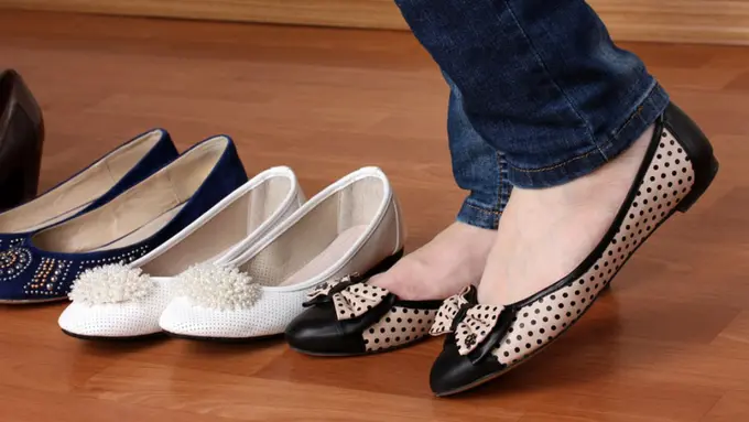 6 Langkah Memantaskan Flat Shoes dan Dress untuk Cewek Pendek