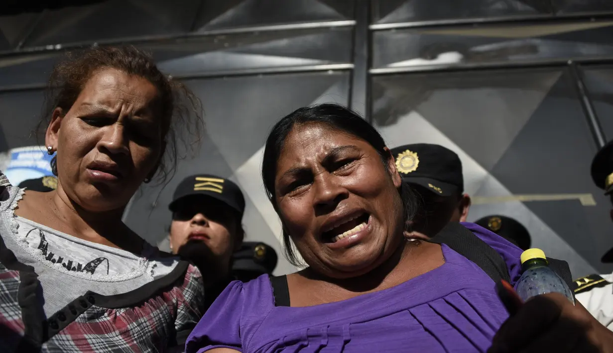 Reaksi anggota keluarga saat mengetahui kebakaran yang terjadi di Panti Virgen de La Asuncion, sebuah asrama penampungan anak-anak di Guatemala, Rabu (8/3). Insiden ini sekarang sedang dalam tahap penyelidikan. (JOHAN ORDONEZ / AFP)