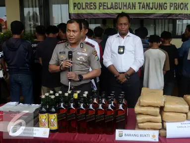 Polisi memberikan keterangan saat rilis di Polres Metro Pelabuhan Tanjung Priok, Kamis (27/10). Dalam rangka Pilkada DKI 2017 Polres Pelabuhan Tanjung Priok telah menggagalkan sejumlah kejahatan narkotika dan premanisme. (Liputan6.com/Gempur M. Surya)