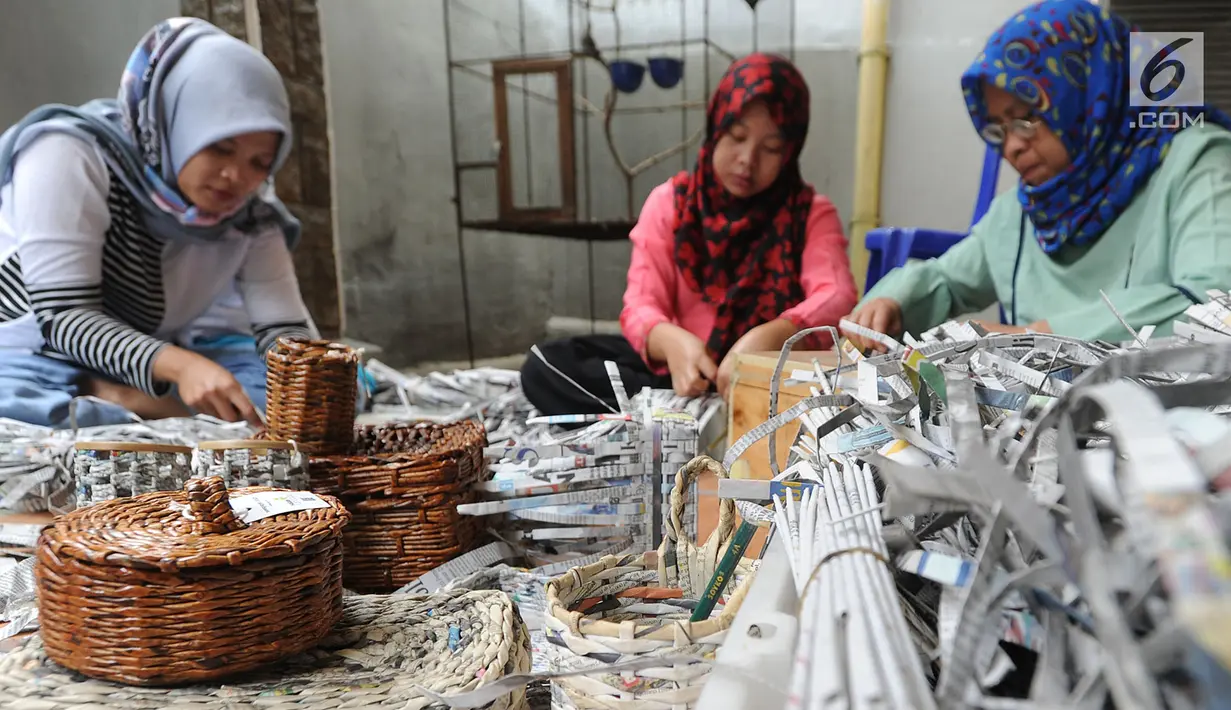 Sejumlah ibu membuat kerajinan tangan dari koran bekas di Kampung Sirnasari, Tanah Baru, Bogor, Rabu (13/2). Kegiatan industri rumahan tersebut melibatkan lebih dari 30 ibu di lingkungan RT yang sudah berjalan selama 6 tahun. (Merdeka.com/Arie Basuki)