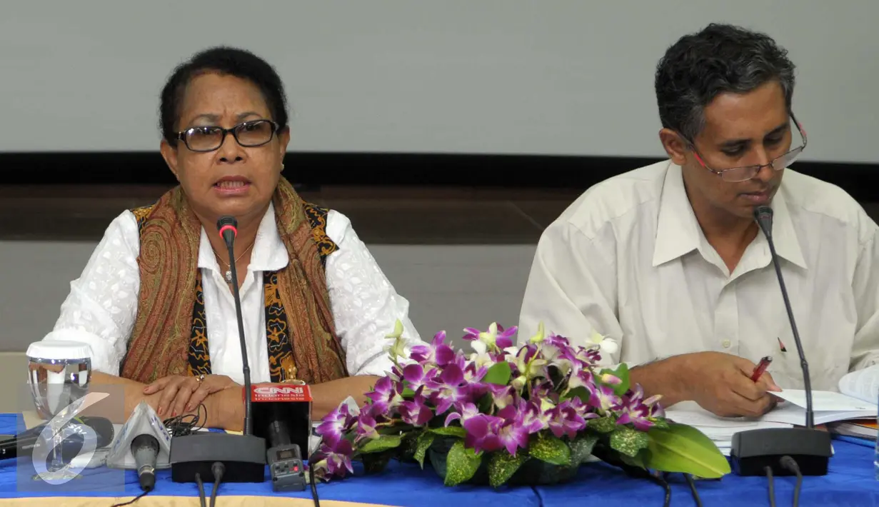 Menteri PP dan PA, Yohana Yambise menggelar konfrensi pers di Gedung Kementerian PP dan PA, Jakarta, Rabu (4/5).Yohana ingin pelaku yang memperkosa YN dihukum mati atau penjara seumur hidup. (Liputan6.com/Helmi Afandi)