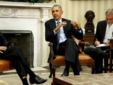 Presiden AS Barack Obama dan Presiden RI Jokowi (kiri) memberi keterangan pers usai pertemuan di Gedung Putih, Washington, Senin (26/10). Pada kesempatan tersebut Jokowi mengajak Obama bekerja sama mengembangkan ekonomi digital. (REUTERS/Jonathan Ernst)