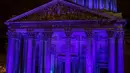 Cahaya biru menerangi Monumen Pantheon untuk peringatan Hari Anak Sedunia pada 20 November di Paris, Selasa (19/11/2019). Hari Anak Sedunia mempromosikan tentang kebersamaan internasional, kesadaran di antara anak-anak di seluruh dunia, dan meningkatkan kesejahteraan anak-anak. (THOMAS SAMSON/AFP)