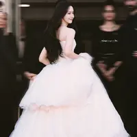 Hadir di Festival Film Cannes 2026, sang aktris dan idol tampil begitu memukau dengan gaya elegan yang membuatnya terlihat bak real life princess di atas red carpet. [@surekorea].