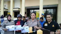 Pencuri isi mobil anak Wali Kota Surabaya Tri Rismaharini itu mengaku tak sadar jika korbannya anak wali kota. (Liputan6.com/Dhimas Prasaja)