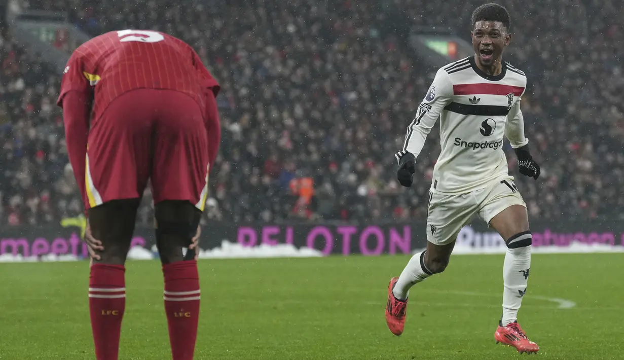 Pemain Manchester United, Amad Diallo merayakan golnya ke gawang Liverpool pada laga lanjutan Liga Inggris 2024/2025 di Anfiled, Liverpool, Inggris, Minggu (05/01/2025). (AP Photo/Jon Super)