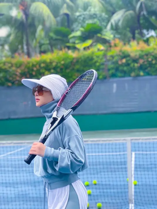 Tampil dalam busana bernuansa biru dan putih, Syahrini nampak begitu segar dengan kulit sehatnya. [Foto: Instagram/princessyahrini]