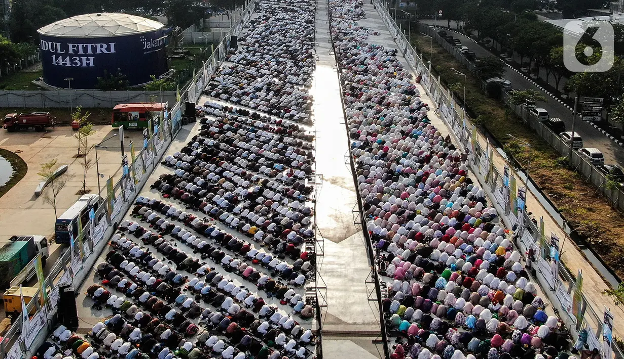 <p>Ribuan umat Islam melaksanakan sholat Id 1 Syawal 1443 Hijriah hingga memenuhi Stadion Jakarta Internasional Stadium, Senin (2/5/2022). Pemerintah Indonesia menetapkan Hari Raya Idul Fitri 1443 Hijriah jatuh pada tanggal 2 Mei 2022. (Liputan6.com/Johan Tallo)</p>